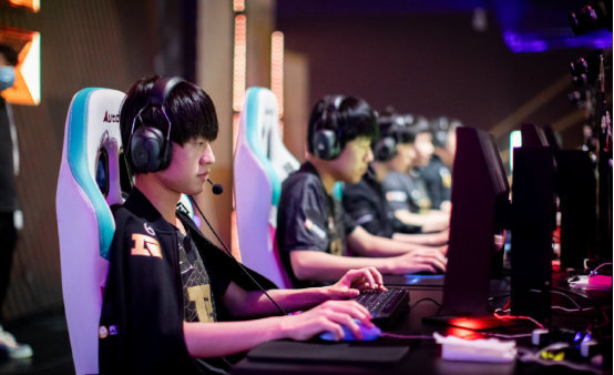 虽然足额球 虽然足额球